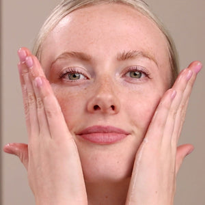 Gel nettoyant exfoliant au charbon Éminence